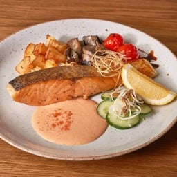 สเต็กแซลมอนกริลล์ซอสไอโอลี่