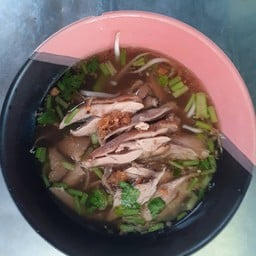 เจ้เอียด ต้มยำปลากะพง ขาหมู