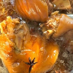 ข้าวขาหมูโดมตะวัน จูงนาง