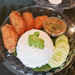 ปีกไก่ทอดน้ำปลาราดข้าว