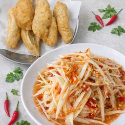 ส้มตำไทย + ลูกชิ้นทอดปลาระเบิด