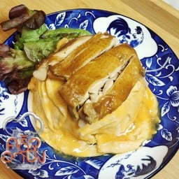 ไข่ข้นหน้าน่องละโพกไก่ต้มน้ำปลา( Creamy omelet with Chicken)