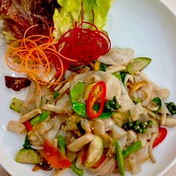 เส้นใหญ่ผัดขี้เมา / Fried Rice Noodle Kee Mao style (Spicy)