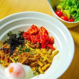 ข้าวหน้าเนื้อเกาหลีเห็ดย่างเนย เสริฟพร้อมสลัดญี่ปุ่น กิมจิ ไข่ออนเซ็น (Delivery)