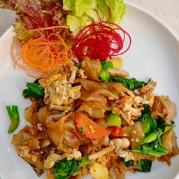 เส้นใหญ่ผัดซีอิ๊ว / Fried Rice Noodle in Soy Sauce