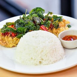 ข้าว กระเพราไก่กรอบ