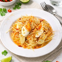 ส้มตำไทยไข่เค็มปะทะหมูยอ