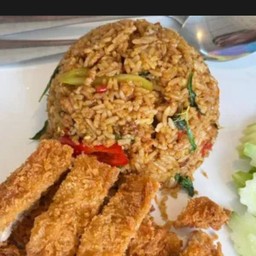 ข้าวผัดซอสกะเพราไก่ทอด