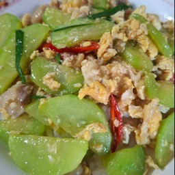 แตงกวาผัดไข่ราดข้าว