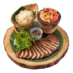 คอหมูย่างเสิร์ฟพร้อมส้มตำและข้าวเหนียว