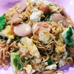 มาม่าผัดไข่+ไส้กรอก