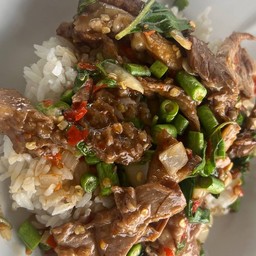 ข้าวราดกะเพราเนื้อเปื่อย