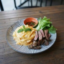 ข้าวหน้าเนื้อทอด+ไข่ข้น น้ำจิ้มแจ่ว