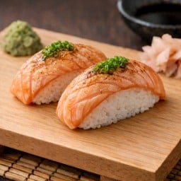 ซูชิหน้าแซลมอนเบิร์นต้นตำรับ