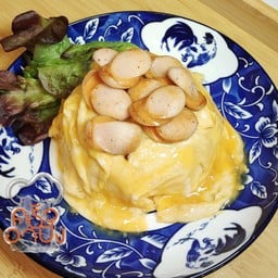 ข้าวไข่ข้นไส้กรอก (Creamy omelet with sausage)