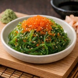 ซูชิหน้ายำสาหร่ายปไข่กุ้ง