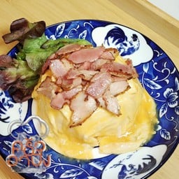 ข้าวไข่ข้นเบคอน (Creamy omelet with Bacon)