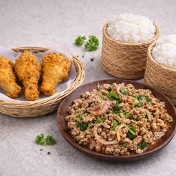 ลาบหมูแซ่บนัว + ข้าวเหนียว 2 ที่ + ไก่ทอด 3 ชิ้น