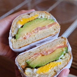 Bagel Spicy Avocado and egg