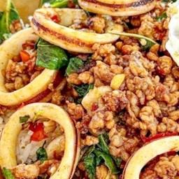 ข้าวกะเพราหมูสับปลาหมึก