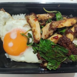 ข้าวไก่กรอบซอสกระเพรา+ไข่ดาว