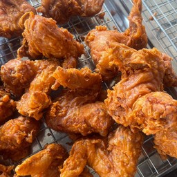 ปีกไก่ทอดเขย่าผง 1 ชิ้น ( ปาปริก้า/บาบีคิว/ชีส/วิ้งแซ่บ)