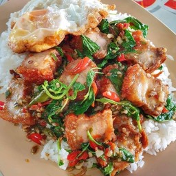 กะเพราหมูกรอบ ราดข้าว