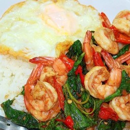 กะเพรากุ้งราดข้าว