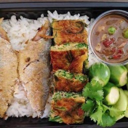 ข้าวปลาทูน้ำพริกกระปิ +ข้าวหมูทอดแจ่วปลาร้า