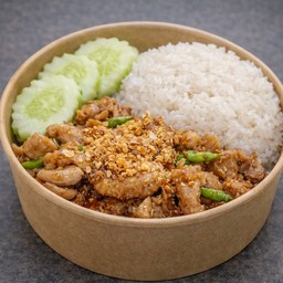 ข้าวไก่หมักผัดกระเทียมพริกขี้หนูสวน