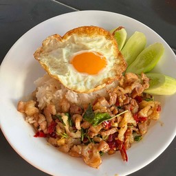 กระเพราเนื้อผัดพริกแห้ง