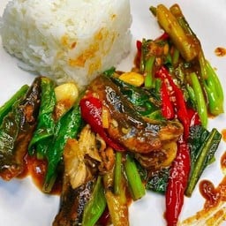 คะน้าปลาป๋อง ราดข้าว