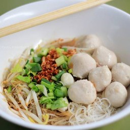 เส้นหมี่ขาวลูกชิ้นหมูล้วน น้ำใส