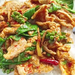 ผัดพริกแกงหมูชิ้นราดข้าว