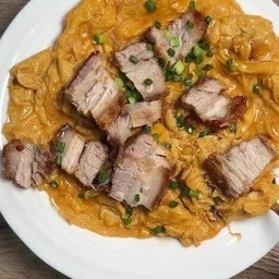 ข้าวไข่ข้นกะหรี่หมูกรอบ