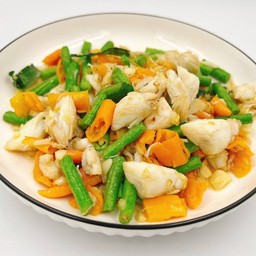 เนื้อปูก้อนผัดพริกเหลือง