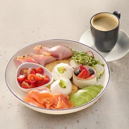 <🌟ฟรีกาแฟ> แซลมอนรมควัน เปปเปอร์แฮม ไข่ มะเขือเทศบรูสเก็ตต้า อะโวคาโด สลัดรวม และเบอร์รี่สด เสิร์ฟพร้อมกาแฟ