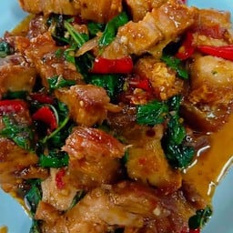 กระเพราหมูกรอบ (เป็นกับข้าว)