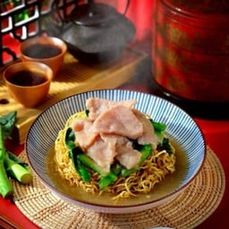 บะหมี่กรอบ ราดหน้าหมูนุ่ม คะน้าฮ่องกง-ราดหน้าโรงเหล็ก GMH