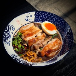 ก๋วยเตี๋ยวเรือไก่อบ+ ไข่ยางมะตูม