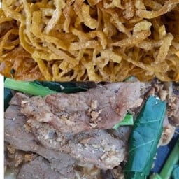 บะหมี่กรอบผัดซีอิ๋วเนื้อ