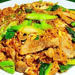 ผัดซีอิ๋วหมูเส้นเล็ก