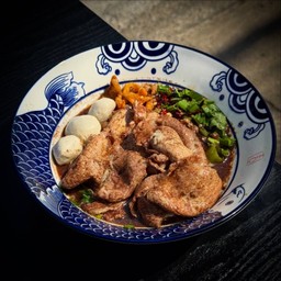 ก๋วยเตี๋ยวเรือหมูสไลด์