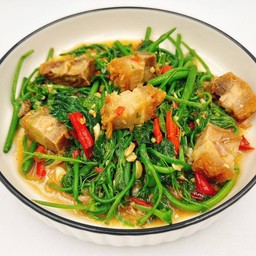 ยอดมะระผัดหมูกรอบ