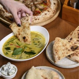 แกงเขียวหวานไก่ + แป้งอบ ( Green Curry Chicken with Crispy Baked Dough )