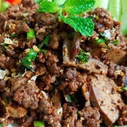 ลาบเนื้อวัวราดข้าว