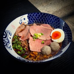 ก๋วยเตี๋ยวเรือโคขุนสไลด์