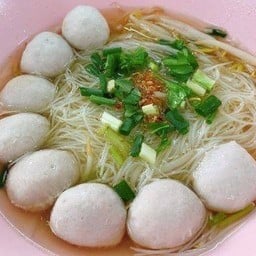 เส้นเล็กลูกชิ้นหมูล้วน น้ำใส