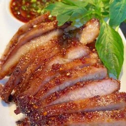 คอหมูย่างคุกฝุ่นราดข้าว