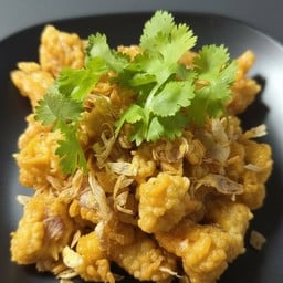 ข้าวไก่กรอบ ผัดเนยกระเทียม